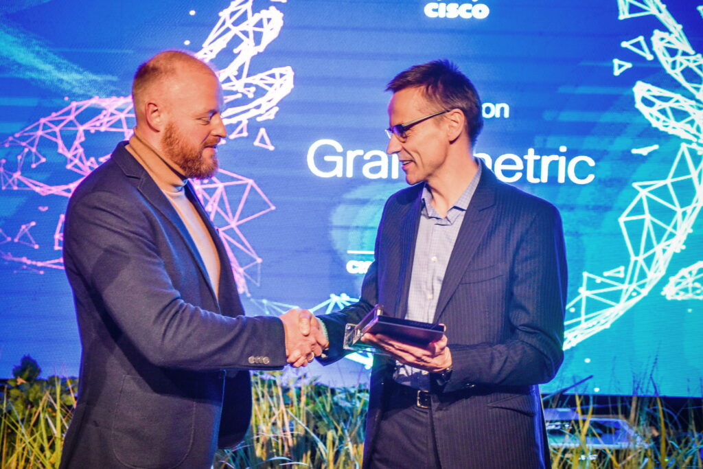 Grandmetric Marcin Biały receives an award from Cisco Poland